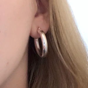 Chunky örhängen - Silvriga chunky örhängen i lätt metall. Frakt tillkommer💞