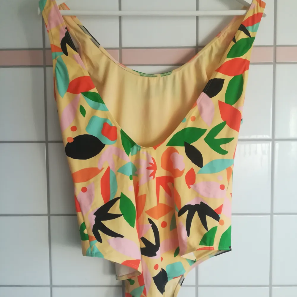 Nice fruity swimsuit in size M 😀😱😸. Toppar.
