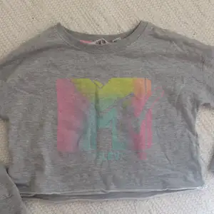 En sweater från H&M med glittrig MTV tryck. Ganska kort, frakt ingår.
