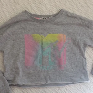 MTV sweater - En sweater från H&M med glittrig MTV tryck. Ganska kort, frakt ingår.