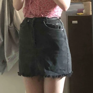  - Superfin svart/mörkgrå jeanskjol köpt på wasteland! Riktigt somrig och fin! 