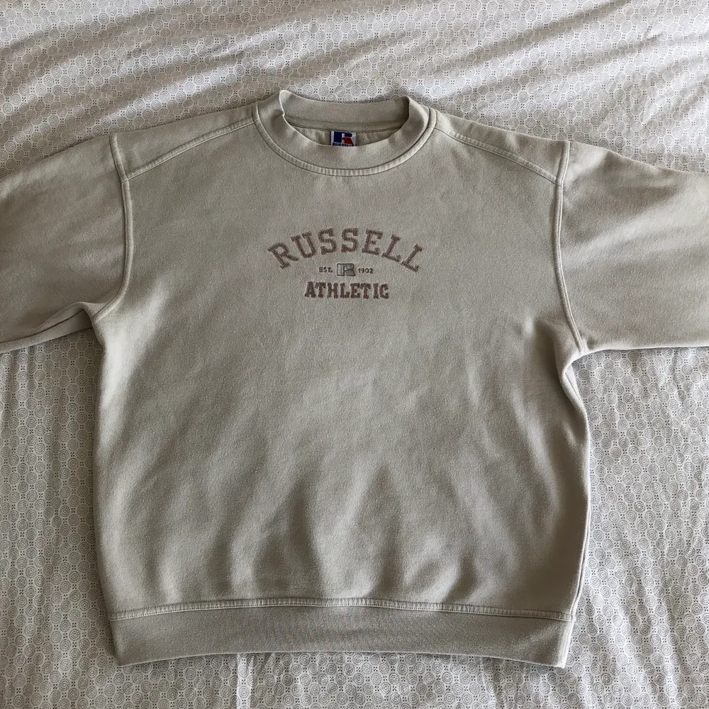 Vintage sweater från Russell Athletics i beige färg 💓 riktigt jävla snygg men får ingen användning för den. Buda på från 100kr!! (Exkl frakt) 💞 XS. Budgivningen slutar ikväll!!!! Skriv till mig om ni budar! 💞💞💞. Hoodies.