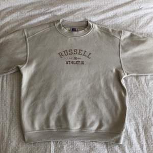 Vintage sweater från Russell Athletics i beige färg 💓 riktigt jävla snygg men får ingen användning för den. Buda på från 100kr!! (Exkl frakt) 💞 XS. Budgivningen slutar ikväll!!!! Skriv till mig om ni budar! 💞💞💞