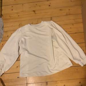en fin beige/rosa tröja ifrån lager 157 i storlek xs/s! jättefin att ha till ett par vanliga jeans eller kjol💕 pris kan diskuteras