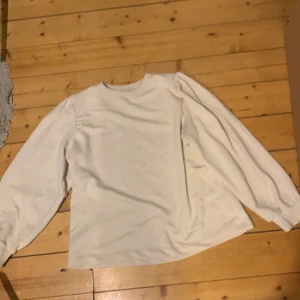 fin tröja från lager 157 - en fin beige/rosa tröja ifrån lager 157 i storlek xs/s! jättefin att ha till ett par vanliga jeans eller kjol💕 pris kan diskuteras