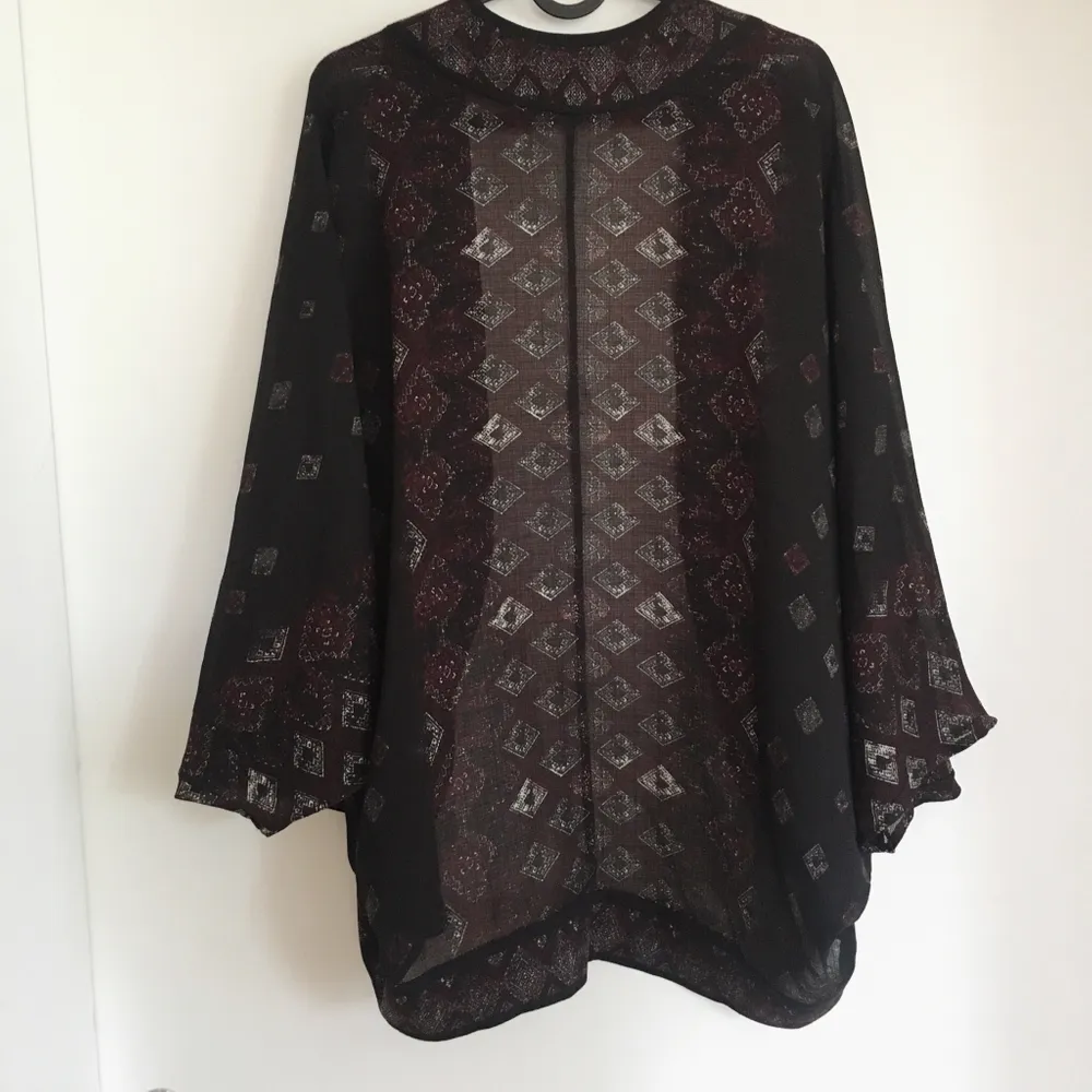 En andra fantastisk boho-kaftan, älskar dessa! Så snygga att ha över ett linne/tröja. Tredje bilden visar mönstret på ryggen. I nyskick✨ Passar stl 34-42. Tröjor & Koftor.