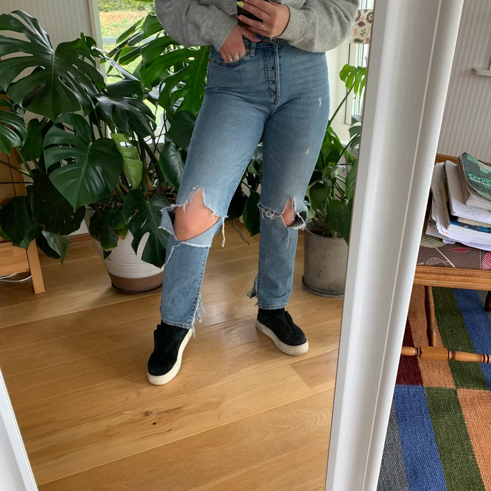 Jeansen är i storlek S! Jag har gjort hålen och slitsarna själv, sparsamt använda. . Jeans & Byxor.