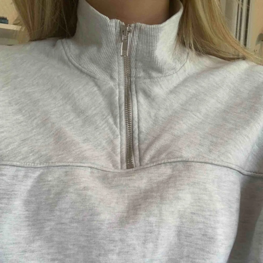 Grå tjocktröja med dragkedja från weekday. Säljer pga den inte kommer till användning längre. Köpare står för frakt (70kr).. Hoodies.