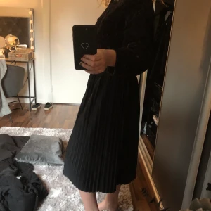 super fin lång svart räfflad kjol - en super fin lite längre kjol i storlek S, ÄLSKAR DEN SÅ MYCKET då den är väldigt skön och lätt att matcha. Säljs då den tyvärr  inte kommer till användning längre 