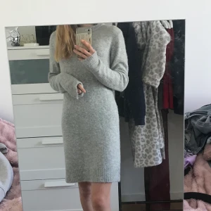 Stickad tröjklänning - Jättemysig, snygg grå stickad tröjklänninc ifrån Bikbok! Väldigt skönt material o sitter perfekt på mig som oftast har XS🥰 superfint skick! 