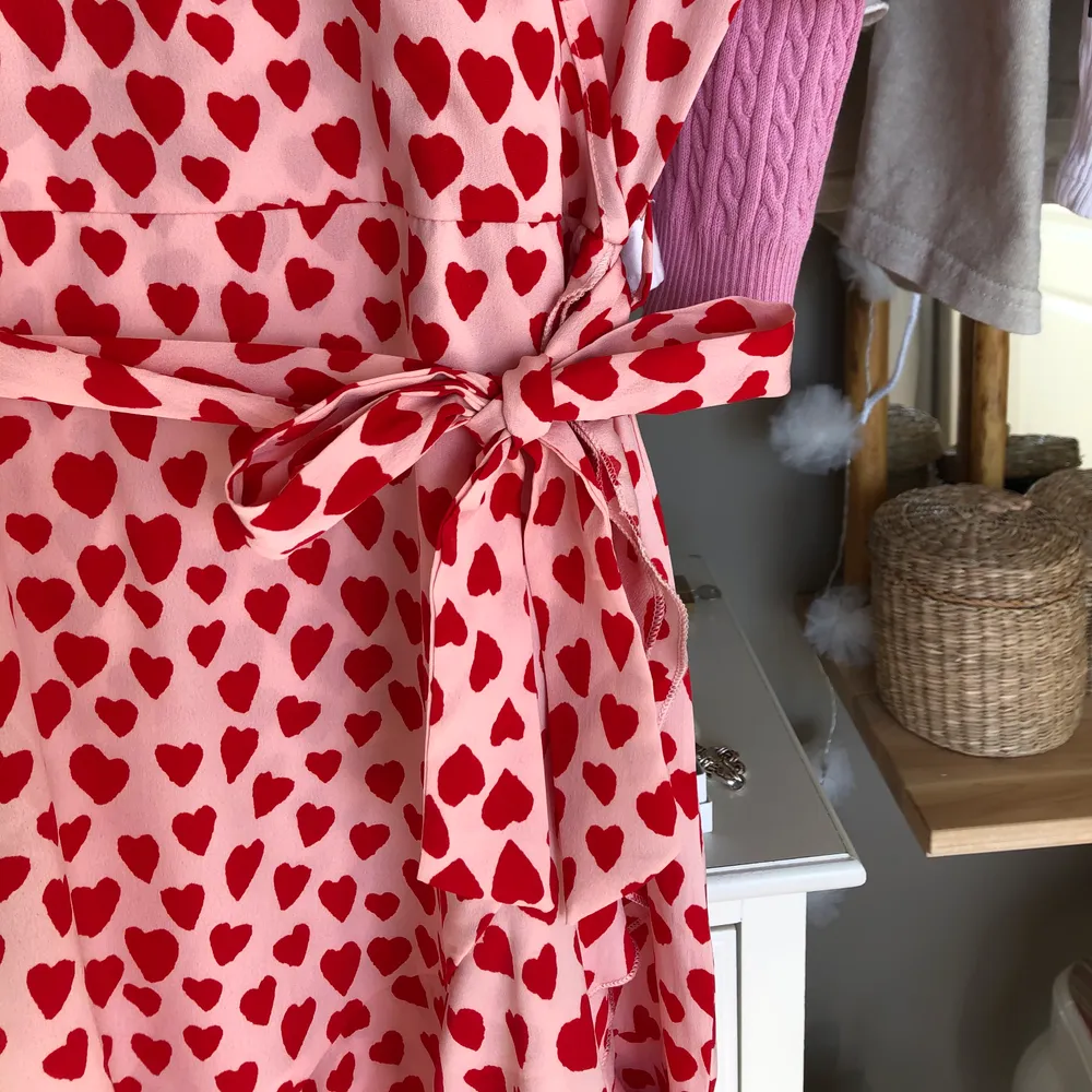 En rosa omlottklänning med röda hjärtan på, köpt på Asos, priset är inkls frakt.. Klänningar.