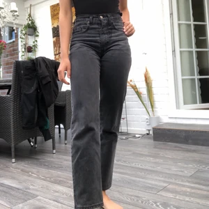 Raka mörk grå jeans  - Raka mörk grå jeans märke Rocky, uppskattade att vara i storlek 23-24. Bara att fråga om mått. Säljer då de börjar bli lite för små för mig 