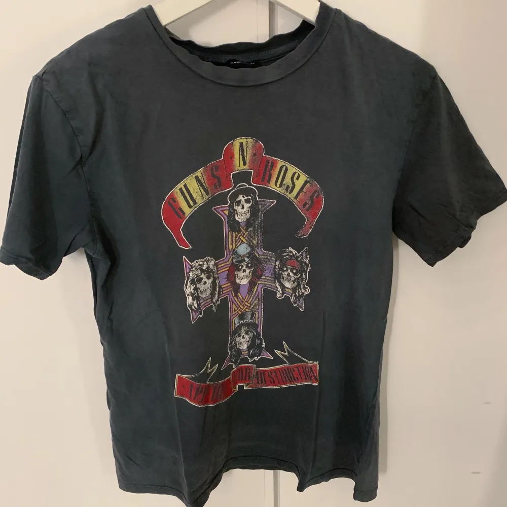 Guns n roses tisha. Använd mycket men är trots det i super skick!! Cool och snygg tröja i storlek S. Passar även xs🤍🖤 Eventuell fraktkostnad tillkommer 🤎 buda gärna . T-shirts.