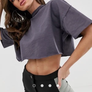 • Croptop från Asos • - Croptop som är ‘ut och in’- sydd, alltså med sömmarna väl synliga. Så häftig och perfekt till sommaren, frakt tillkommer✨