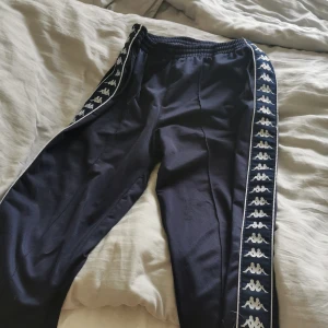 Blå kappa byxor strl L - Knappt använt, så är i bra skick. Dom passar även M då dom är ganska så små i storlekarna:) 