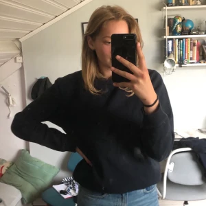 Lee tröja storlek M - Fin lite använd marinblå sweatshirt ifrån lee! Snygg att ha till vardags:)) frakt tillkommer 