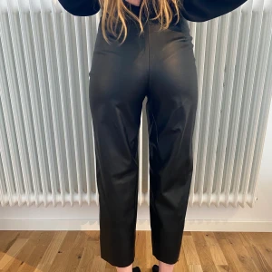 Fejk skinnbyxor - Byxor i fejk skinn från Gina tricot. Dragkedja på ena sidan. Endast provade då dom inte riktigt passade. Storlek XS. Nypris 300kr-betalning via swish- frakt ingår i priset🌞