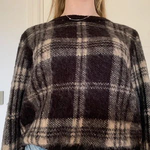 Hm tröja - Skön och mysig stickad tröja från hm strl M men passar även S🤗 Den sticks inte alls och är sparsamt använd⭐️ Köpte den väldigt dyrt och säljer den därför för ett rimligt pris💗 200+frakt