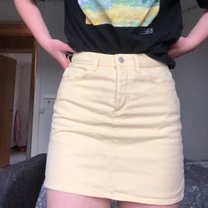 Gul jeanskjol strl XS/S - Såå fin ljusgul jeanskjol som tyvärr är lite för kort på mig som är 176cm😣🥰 den är använd ett fåtal gånger så den är i mycket bra skick och så snygg till sommaren! Frakt tillkommer💕