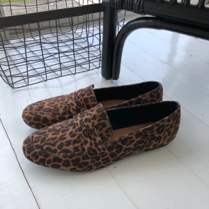 Duffy loafers  - Leopardmönstrade loafers från Duffy i storlek 38. NYA! Porto 63kr spårbar 