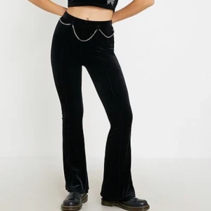 svarta velvet byxor - slutsålda sammet/velvet utsvängda byxor från Urban outfitters. glitter skärpet ingår och går att ta bort och justera. säljer då dem är lite för korta för min smak. frakten är inräknad i priset 