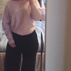 Stickad tröja från H&M st 38-40 - Finstickad tröja från H&M, rosa beige färg, använda ganska mycket. Frakten ingår i priset 