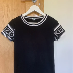 KENZO T-shirt - Säljer denna coola T-shirt från kenzo. Stilren och passar allt. Storlek XS men passar mig som nu är S. Använd fåtal gånger. Köpare står för frakt 😊