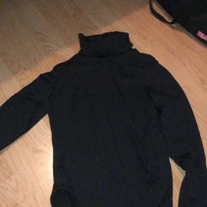 Ribbad body med polokrage  - Ribbad string-body med polokrage från boohoo. Använt den 1 gång. Strl S