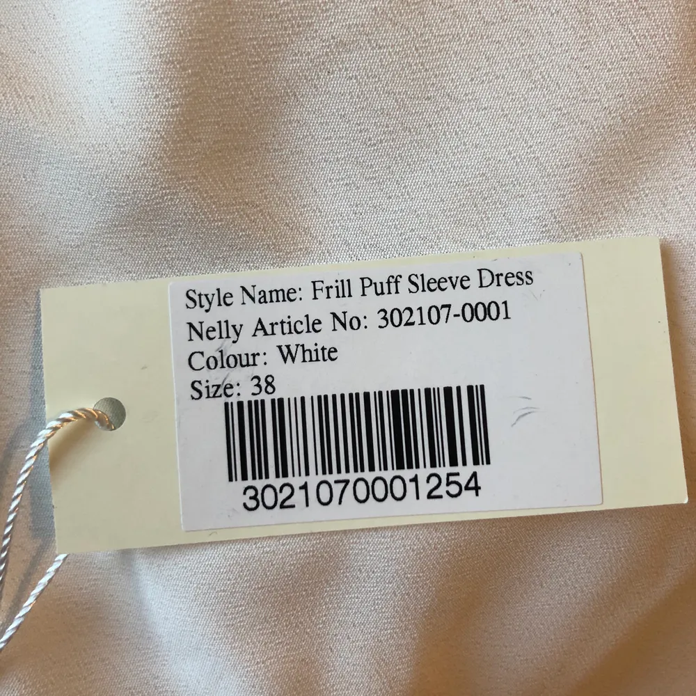 Nelly frill puff sleeve dress i storlek 38. Superfin som studentklänning eller vid andra tillfällen. Säljer därav att den inte kommer komma till användning. Nypris 399.. Klänningar.