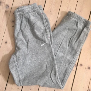 Grå Nike mjukisbyxor - Jättefina och sköna Nike mjukisbyxor i storlek 158. Bra skick! 