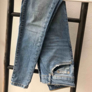  - Säljer dessa jeansen i den perfekta blåa färgen. Sjukt fina och passar till ALLT! Tighta nedtill men fortfarande stretchiga och högmidjade😊