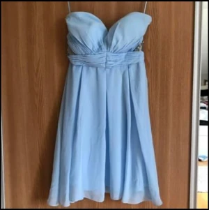 Klänningar för student - En blå och en rosa klänning passar bra till student 