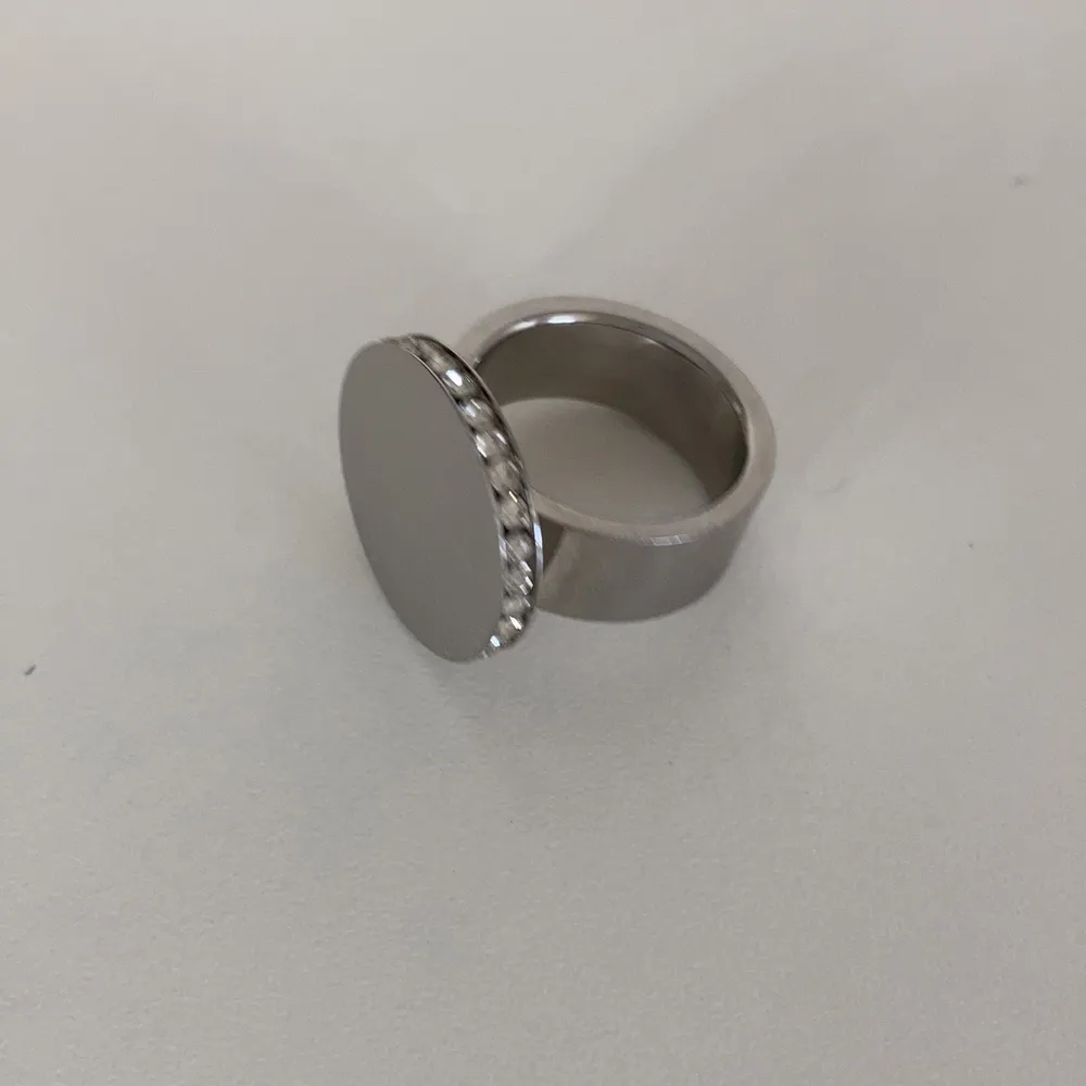 Edblad ring i rostfritt stål med kubik zirkoner stl 17,5=M.                                                                          Endast Swish , frakt kostnad 22kr. Övrigt.