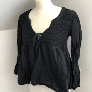 Odd Molly blus - Odd Molly blus! Passar lätt till allt! Säljes pga ingen användning av den. Finns i Helsingborg, kan fraktas! Original pris 995kr. Betalas med Swish! Priset kan diskuteras vid snabb affär! 