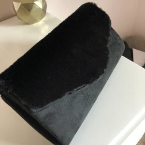 Väska - Liten väska med fakepäls. Använd en gång.