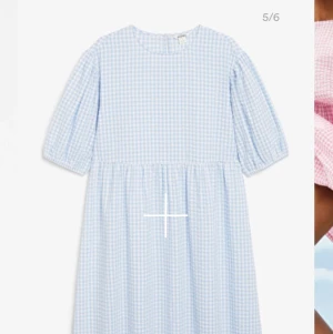 Monki - SÖKER denna klänning. Spelar ingen roll om den är blå eller rosa. 