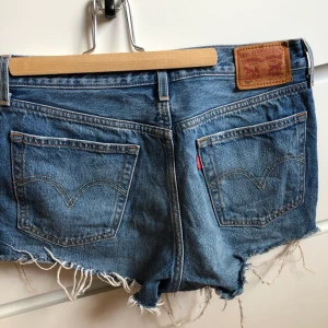 Levis shorts - Fina shorts från Levis som är använda några få gånger. Säljes då de jag tyvärr växt ur dem.