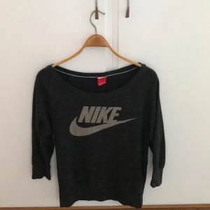 Tröja från nike  - Tröja, sparsamt använd, hör av er för mer info, pris går att diskutera 🤍