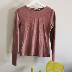 Ribbad tröja från Nelly - Ribbad tröja från Nellys egna märke. Fint skick men sömmen har gått upp lite på vissa ställen (bild 2). Köparen står för frakt. 