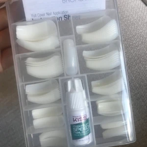 Lösnaglar  - Användt 10 naglar. Oanvänt lim 