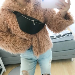 ruffsig jacka från NAKD - en fin jacka som inte kommer till användning, storlek 36, inte använd en enda gång så den är som ny. Swipe för mer rättvis visning av färg💖Köparen står för frakt, pris kan diskuteras, hör av er för mer info & bilder 🤍