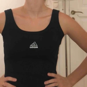  - Jättefint linne från adidas, vintage. 