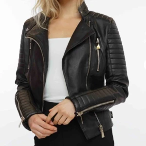  - Chiquelle Moto Jacket Black. Säljes pga för liten för mig. Använd ett fåtal gånger. Ett mindre hål i nacken, men annars som ny. Köparen står för frakt. 
