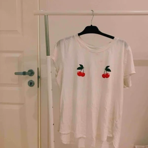 - snygg tshirt! körsbär! 