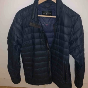  - Sail racing jacka köpt för ett år sedan har använts ganska mycket den e lite sliten texten har gått bort på både baksida och framsida 