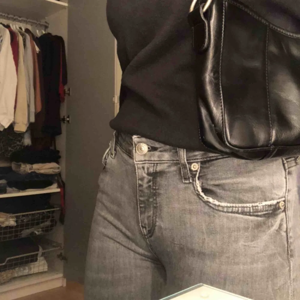 Knappt använda jeans från zara, tajt modell men jättebekväma och även lite stretch. Möts upp i Stockholm eller frakta för 10 ev 66 för spårbart paket:). Jeans & Byxor.