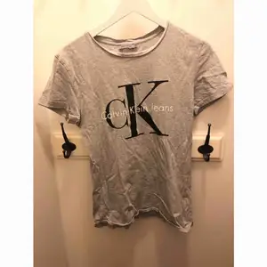 Calvin Klein jeans T-shirt  Storlek s Köparen står för frakt