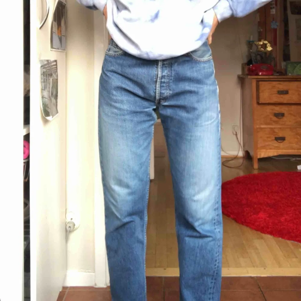 Vintage mörkblå levis som varit hos sömmerskan och är intagna i midjan, straight fit och supersnygga. Frakt 79kr. Jeans & Byxor.