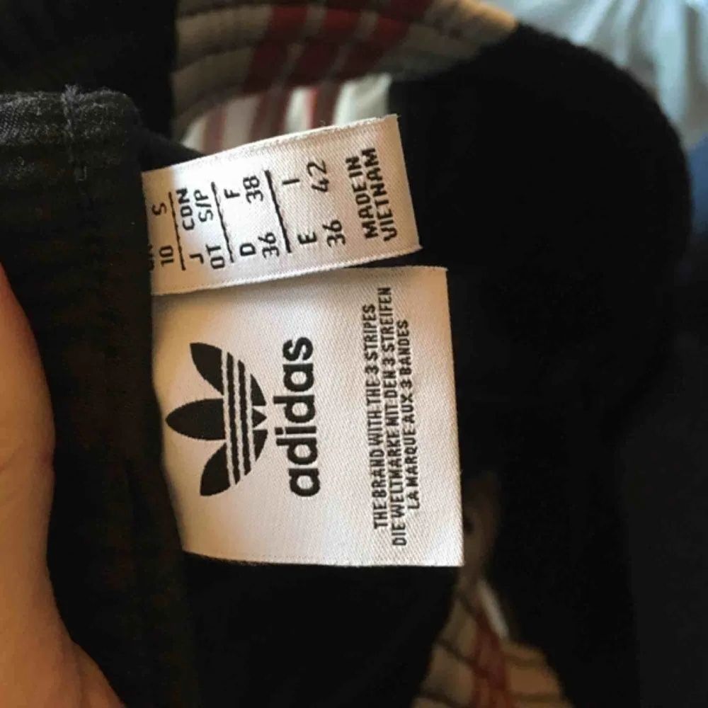 Adidas adibreaks i storlek 36/Small, men är ganska stora i storleken. Använda 2 gånger, säljes pga fel storlek! Köpta för 499kr i våras.   Kan mötas upp i uppsala, eller så betalar köparen för frakt!. Jeans & Byxor.