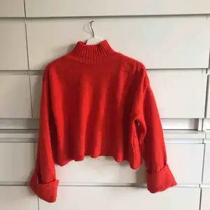 Röd/orange stickad tröja från Gina tricot🦋köpt förra hösten men använd endast ett fåtal gånger, alltså ser den fortfarande ut att vara i nyskick💓möts upp i Stockholm, annars står köparen för frakten!